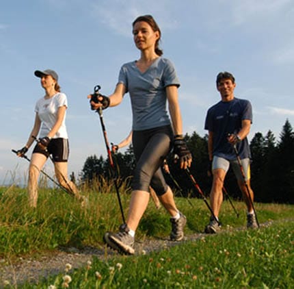 Caminata nórdica, deporte favorito del verano suizo