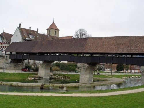 Puente que une el centro historico con el resto de la ciudad de Aarberg