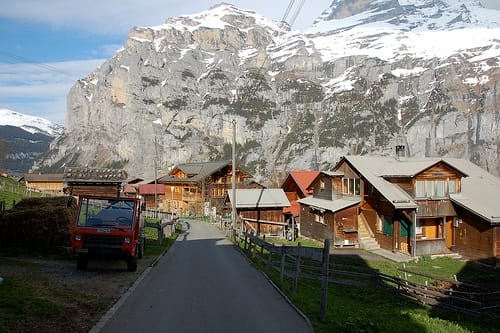 Gimmelwald, senderos y granjas alpinas