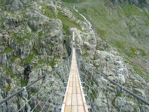 El punte colgante de Trift El punte colgante de Trift
