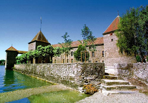 Rolle, pequeño pueblo medieval cerca de Ginebra Rolle, pequeño pueblo medieval cerca de Ginebra