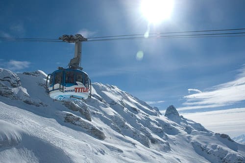 El Monte Titlis y su teleférico giratorio El Monte Titlis y su teleférico giratorio