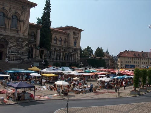 Place de la Riponne, sus mercados y museos